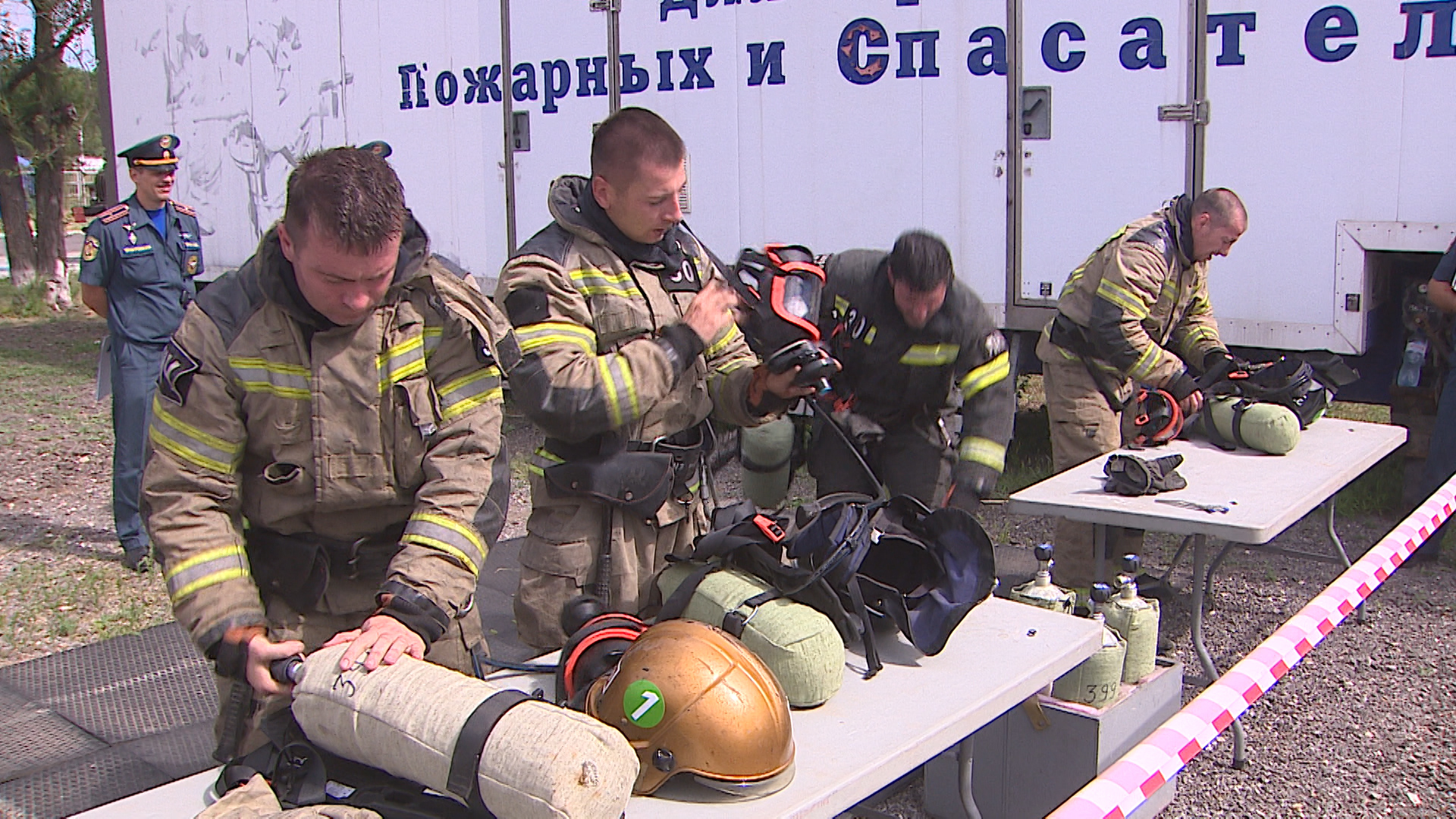 Соревнования среди спасателей МЧС в условиях нулевой видимости проходят в Волгограде
