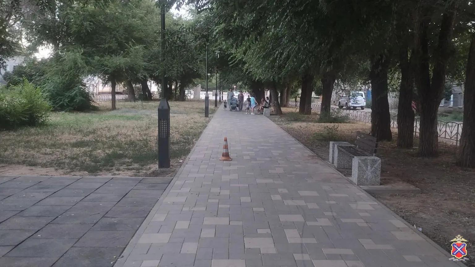 В Волгоградской области разыскивают самокатчицу, сбившую 8-летнего ребенка на тротуаре