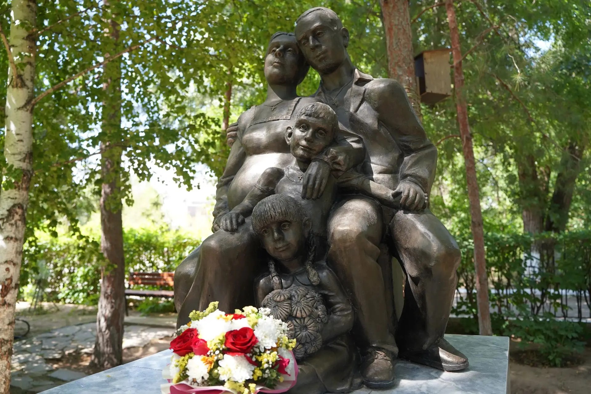 Памятник семье открыли в Волжском