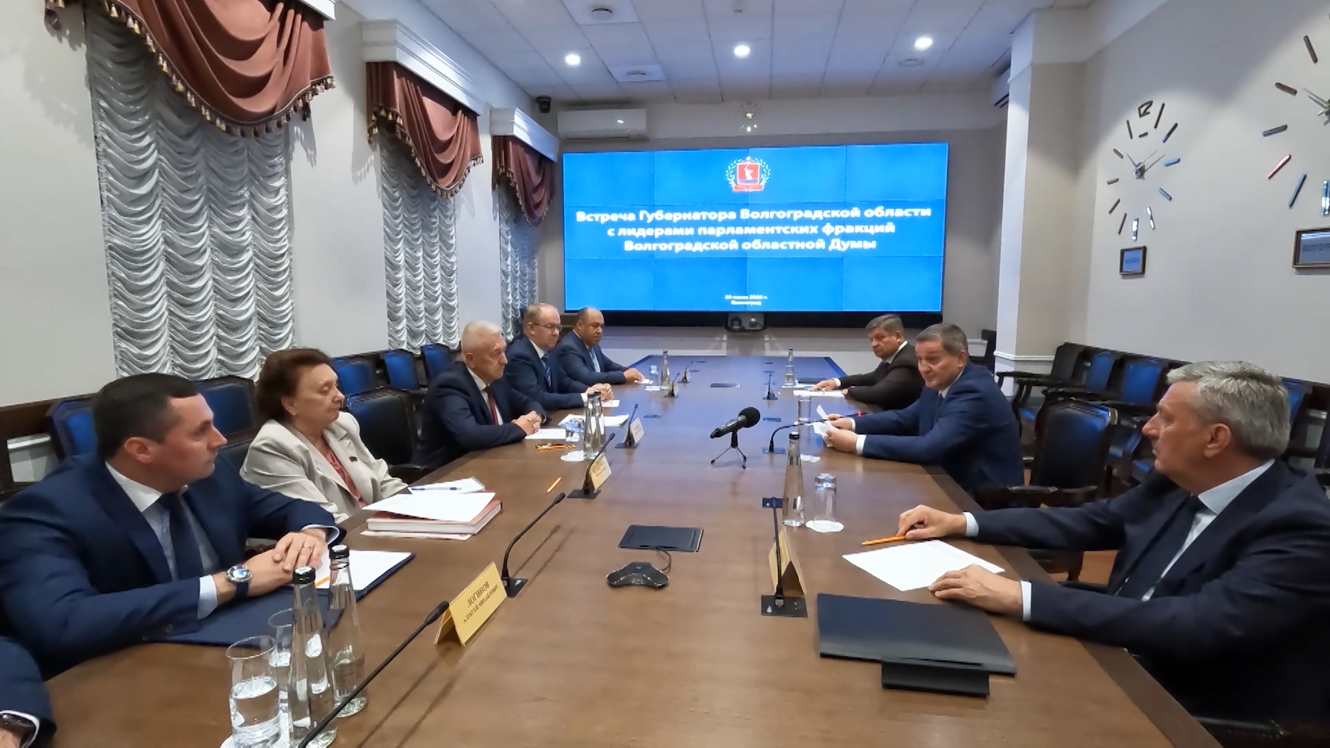Волгоградский губернатор обсудил подготовку к выборам с лидерами парламентских фракций