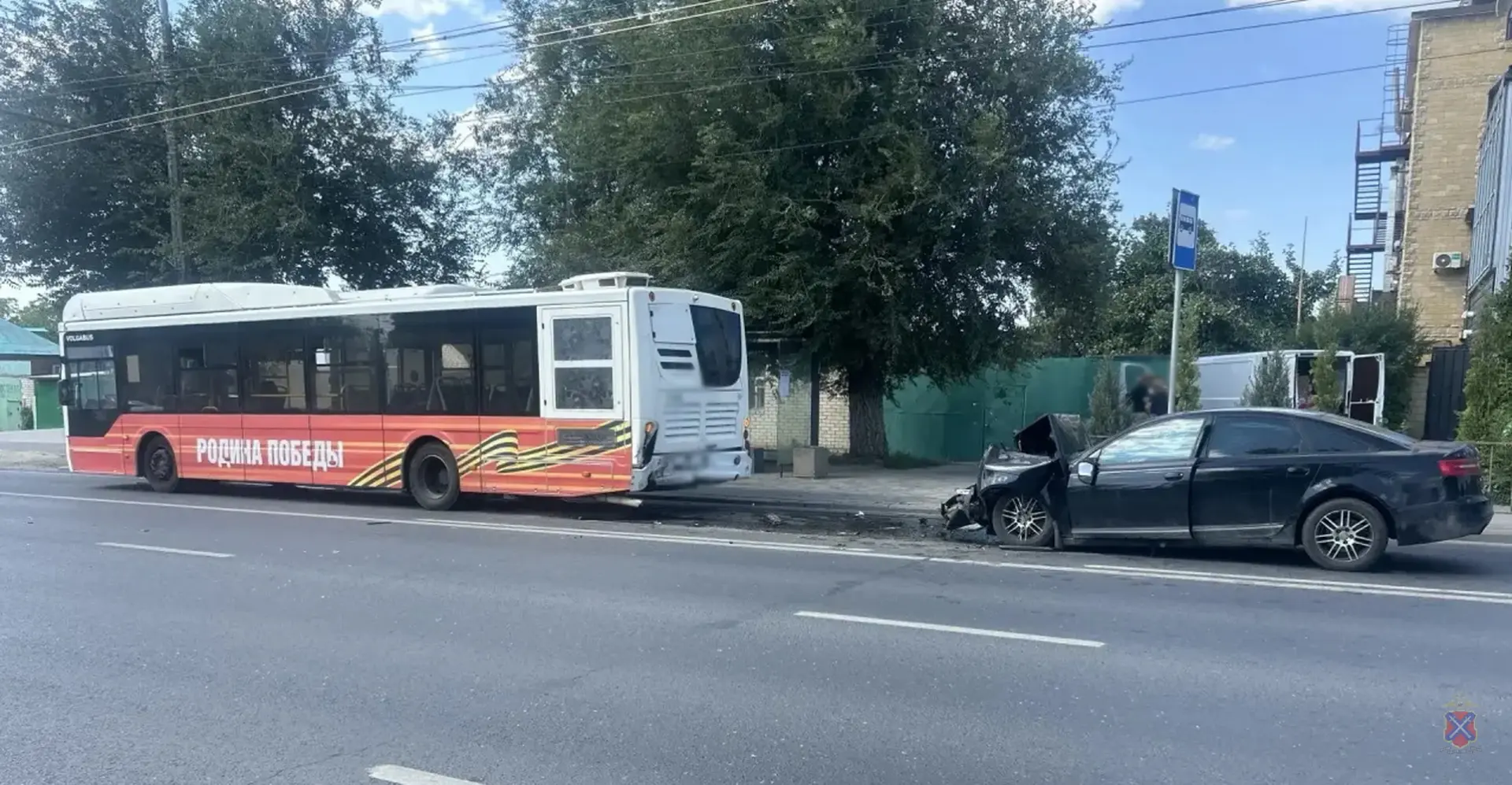 Одна погибла, двое попали в больницу из-за столкновения машины с автобусом в Волгограде