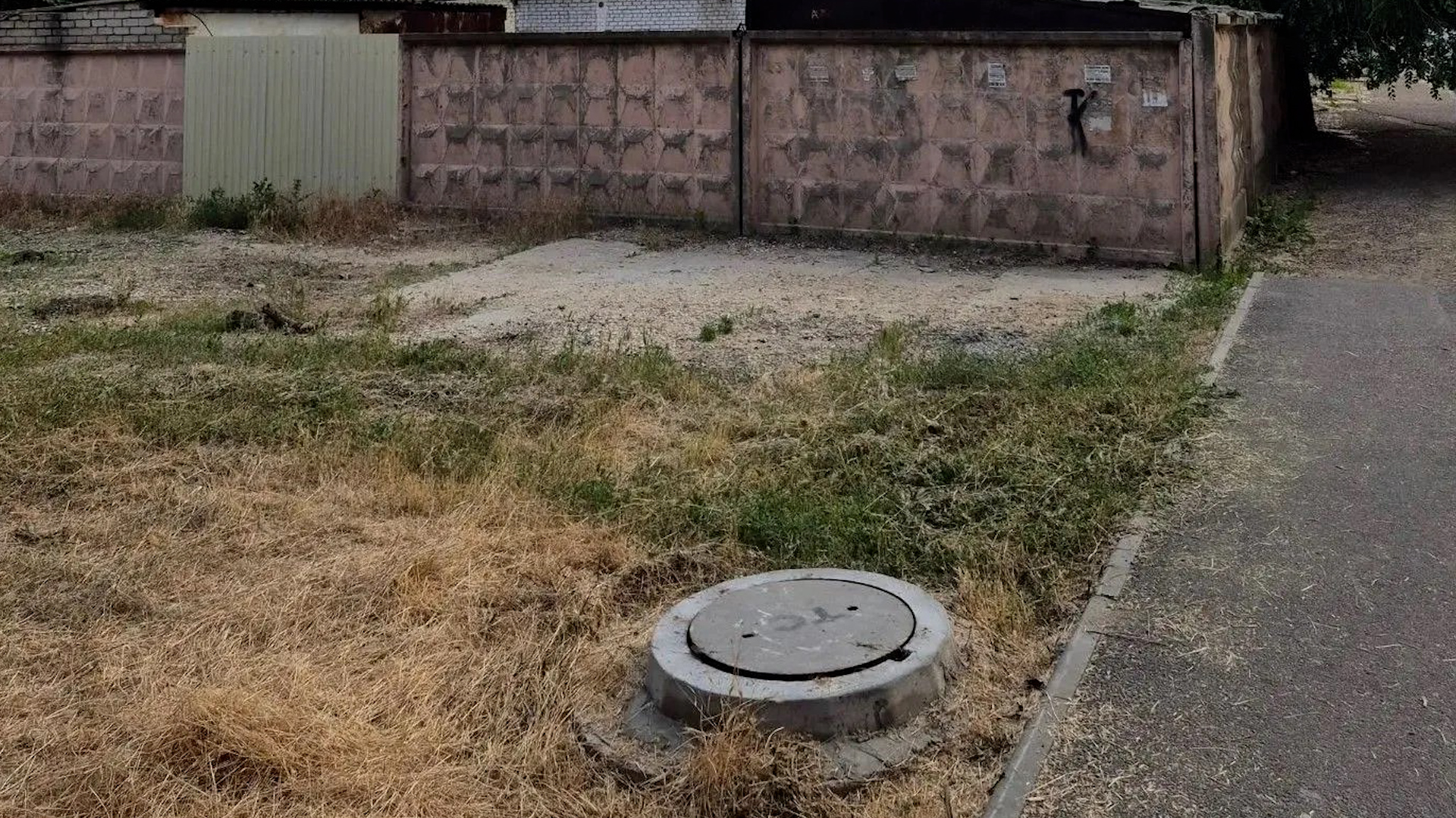 Мастера теплосетей будут судить за падение ребенка в люк в Волгограде