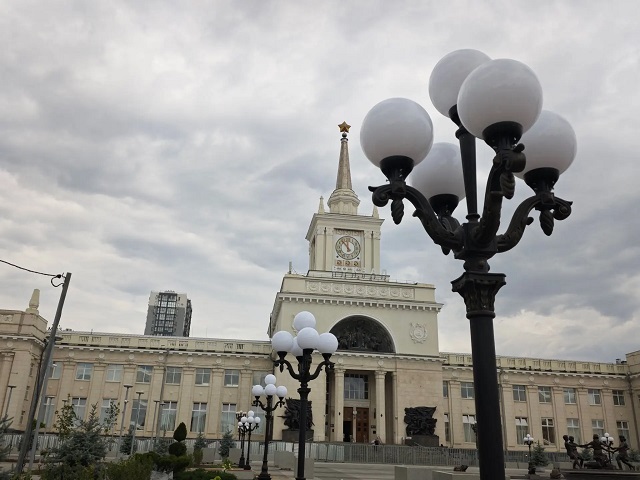 Монтаж фонарей завершили на Привокзальной площади в Волгограде