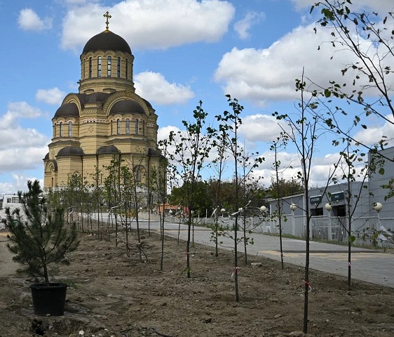 Вблизи Храма Иоанна Кронштадтского в Волгограде высадили около 600 растений
