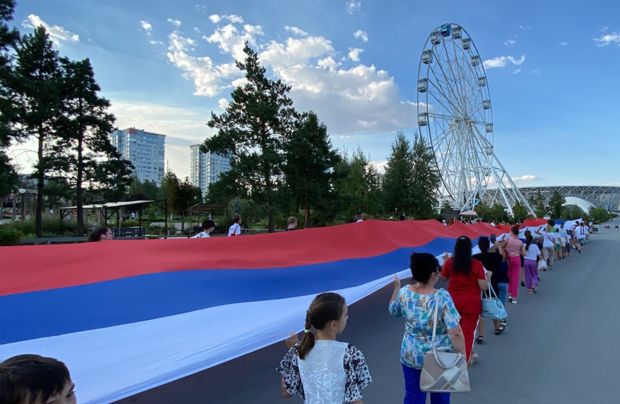80-метровый триколор развернут в Волгограде в День флага России