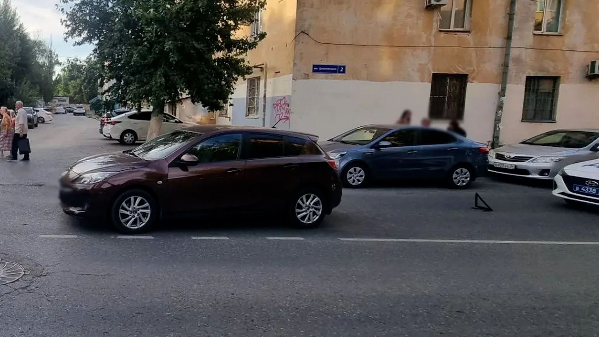 6-летний мальчик перебегал дорогу в неположенном месте и попал под колеса авто в Волгограде