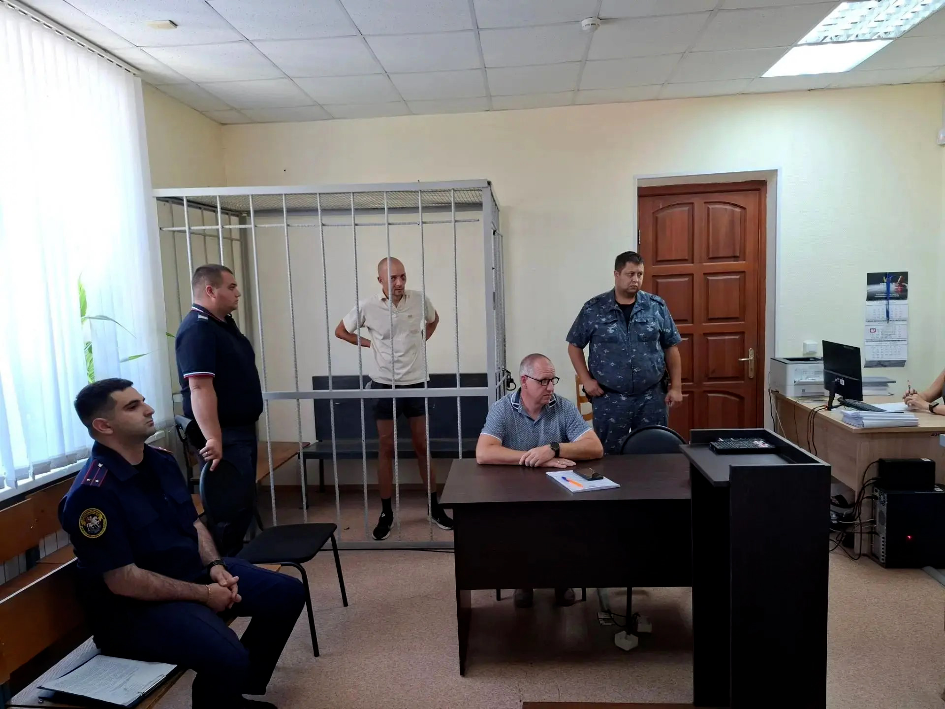 Суд отправил под стражу мужчину, зарезавшего прохожего в Волжском