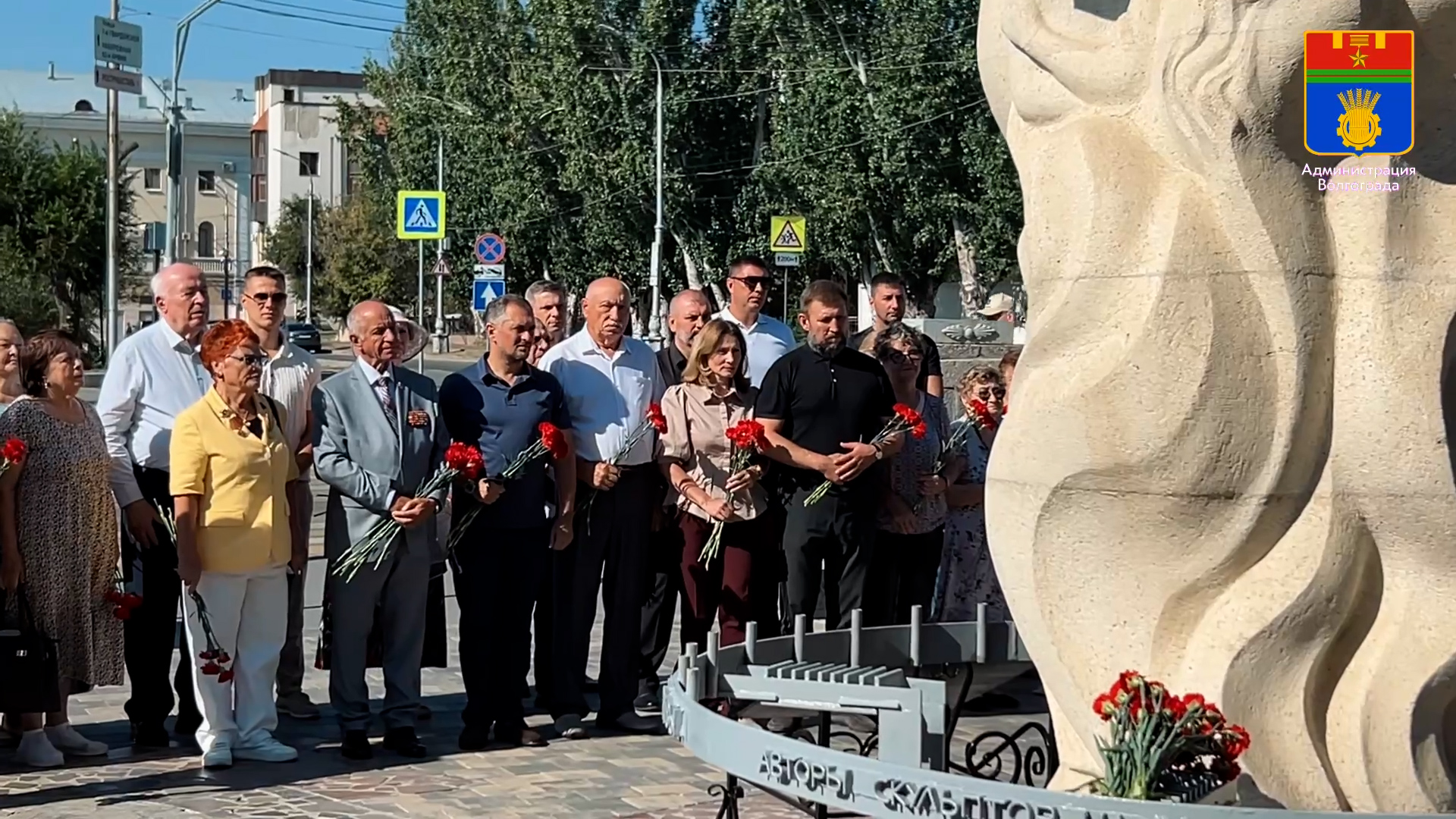 Волгоградцы возложили цветы в преддверии Дня памяти жертв бомбардировки Сталинграда