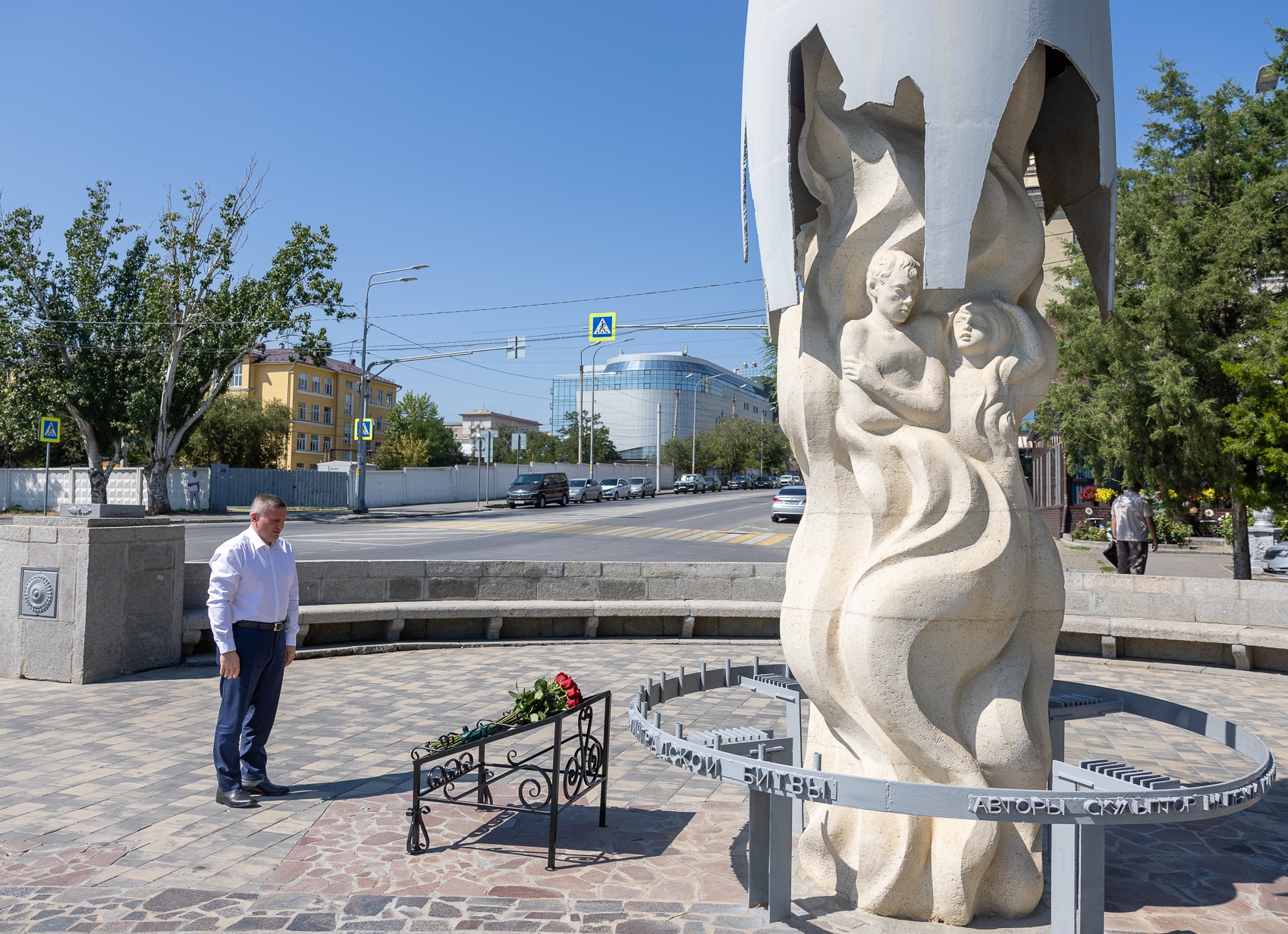 Губернатор Волгоградской области почтил память жертв массированной бомбардировки Сталинграда 