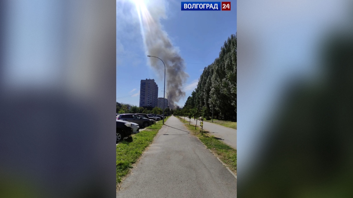 Пожар случился возле гаражного кооператива в Дзержинском районе Волгограда