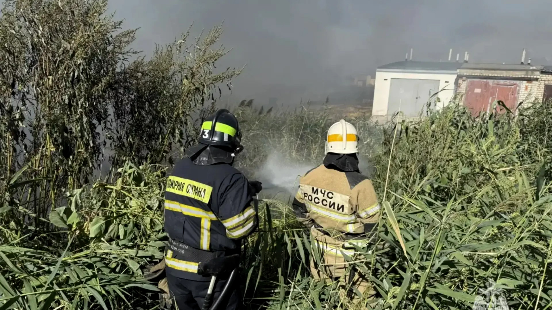 Воздух в Дзержинском районе Волгограда сильно загрязнен после пожара у гаражного кооператива