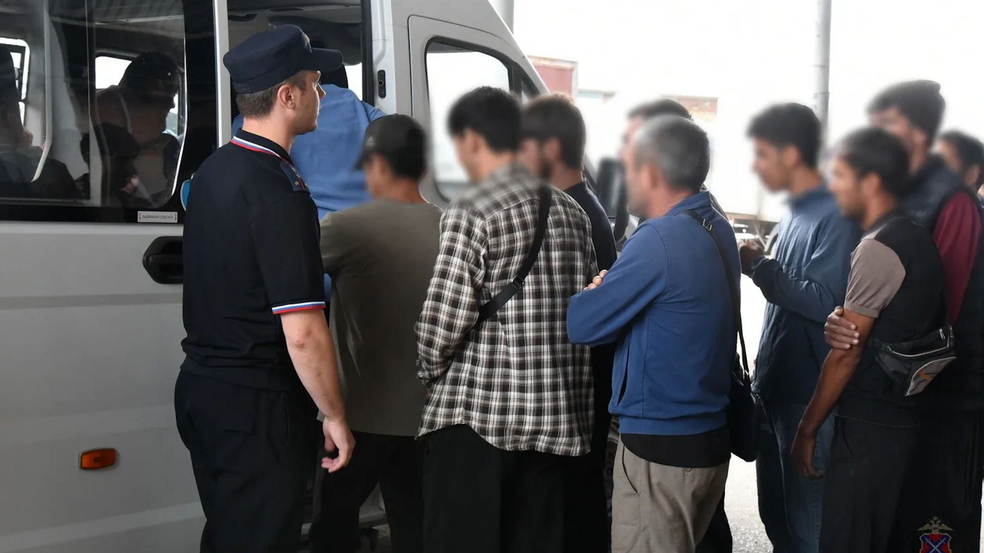 23 иностранцев задержали в оптово-распределительном комплексе Волгограда