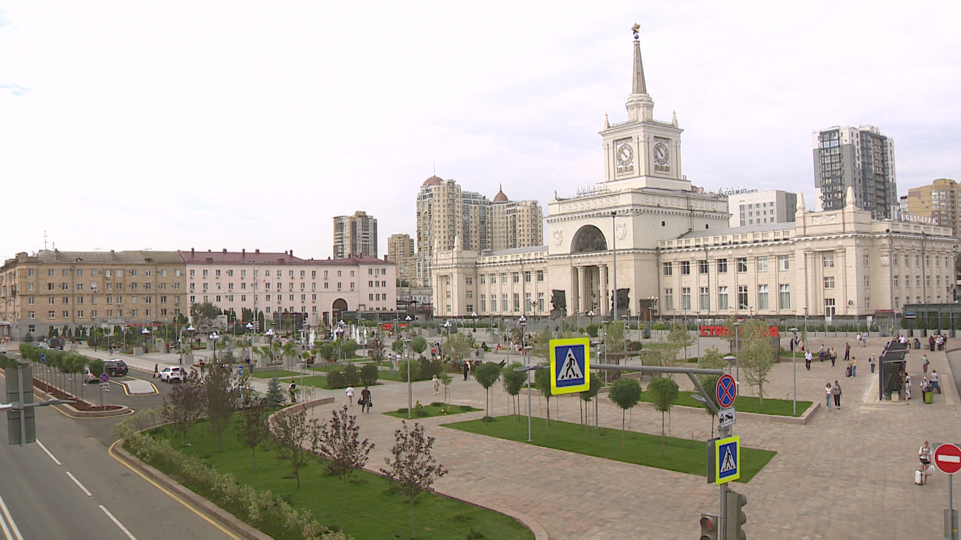 Жители и гости города высоко оценили обновленную Привокзальную площадь в Волгограде