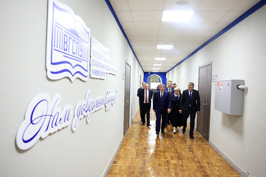 В Волгоградской области разработают программу по повышению стимулирования работников образования