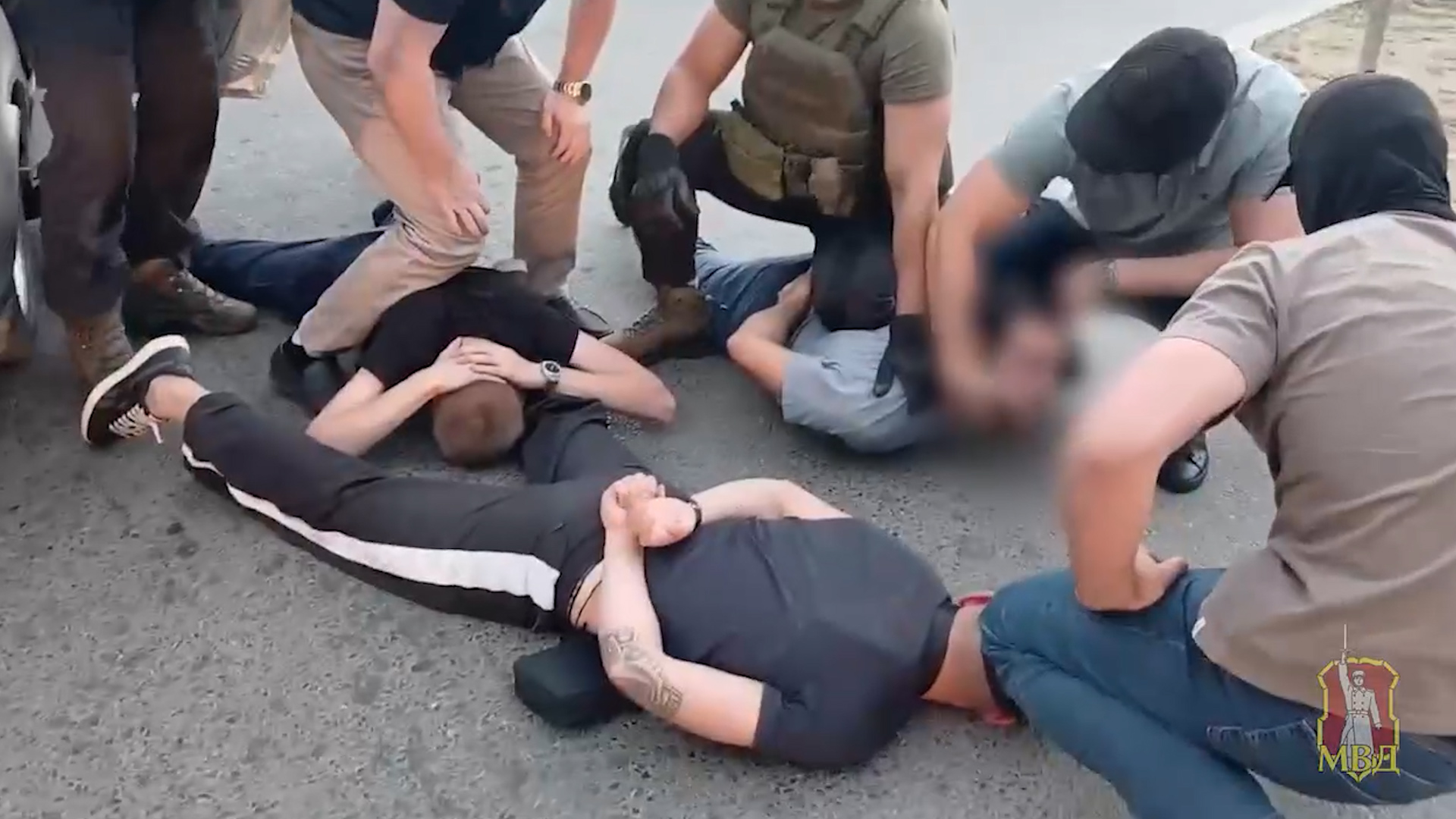 Пятеро мужчин задержаны за вымогательство крупной суммы у 18-летнего волгоградца