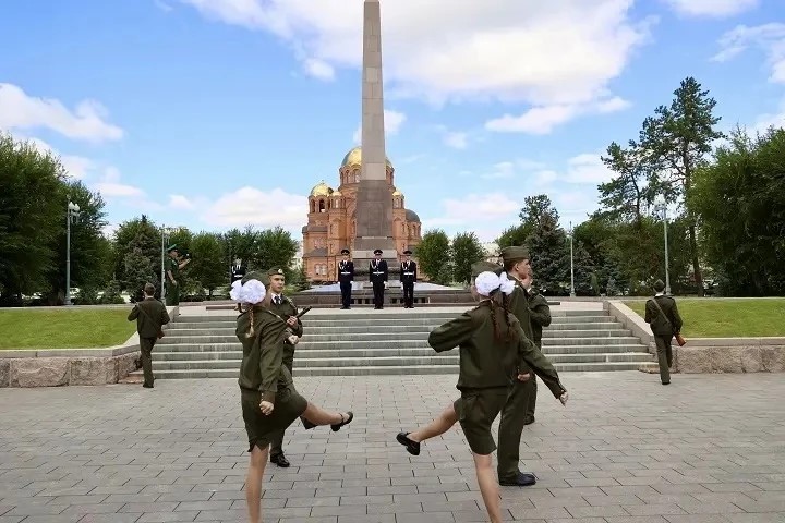 Кадеты из Донецка заступили на Пост №1 в Волгограде