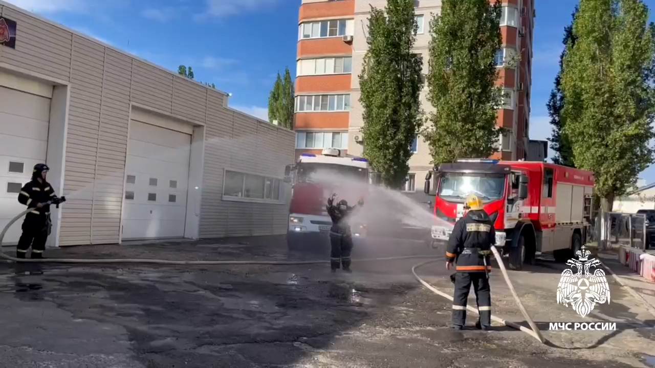 Пожарного со стажем более 30 лет проводили на заслуженный отдых в Волгограде