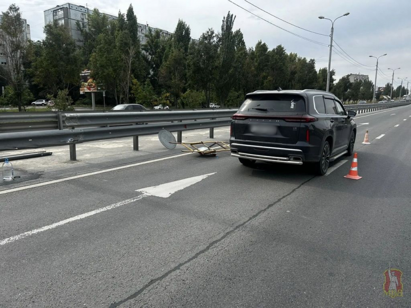 Дорожный знак отлетел в рабочего в Волгограде