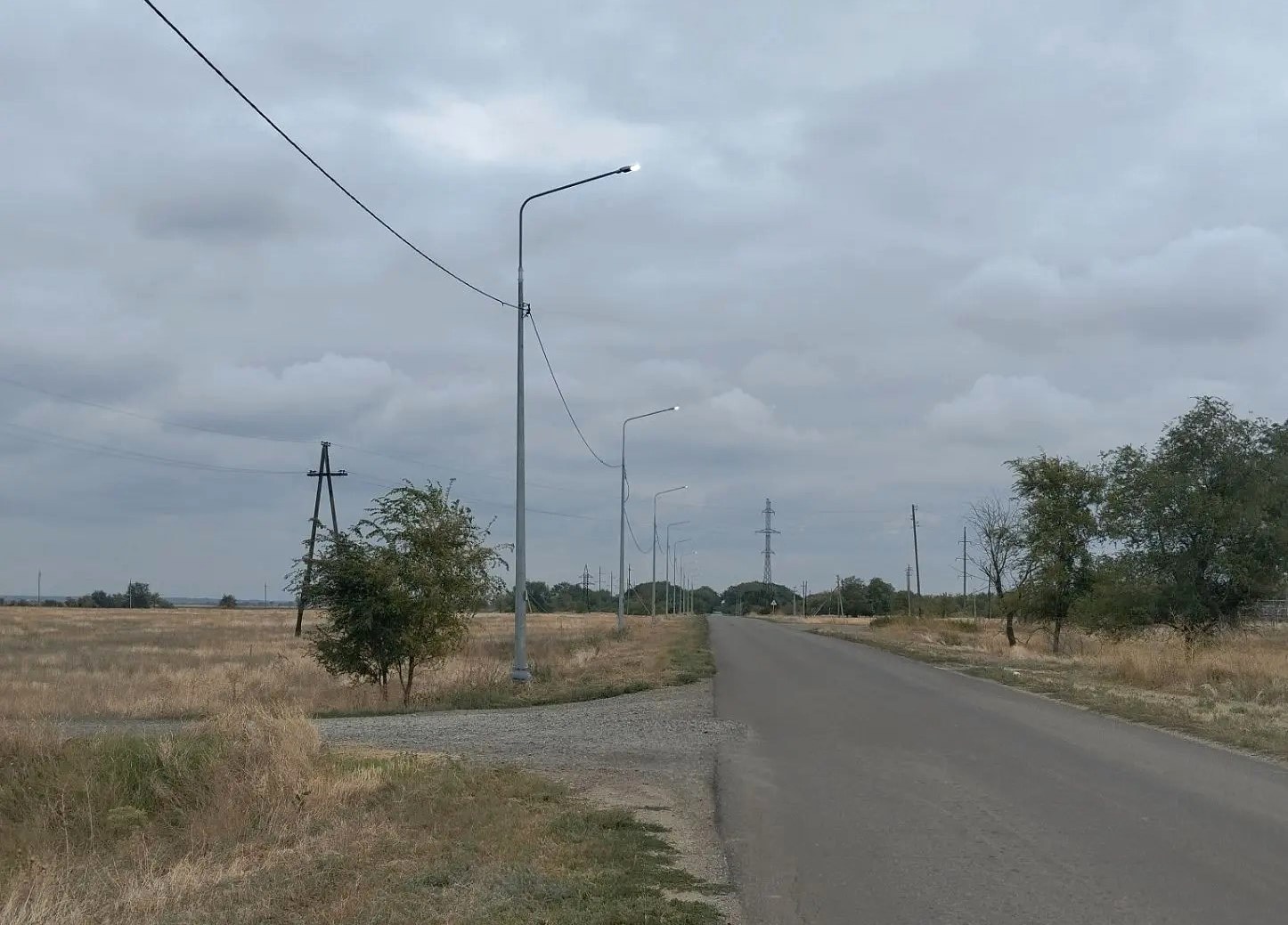 Еще 9 километров линий освещения смонтировали в двух районах Волгоградской области