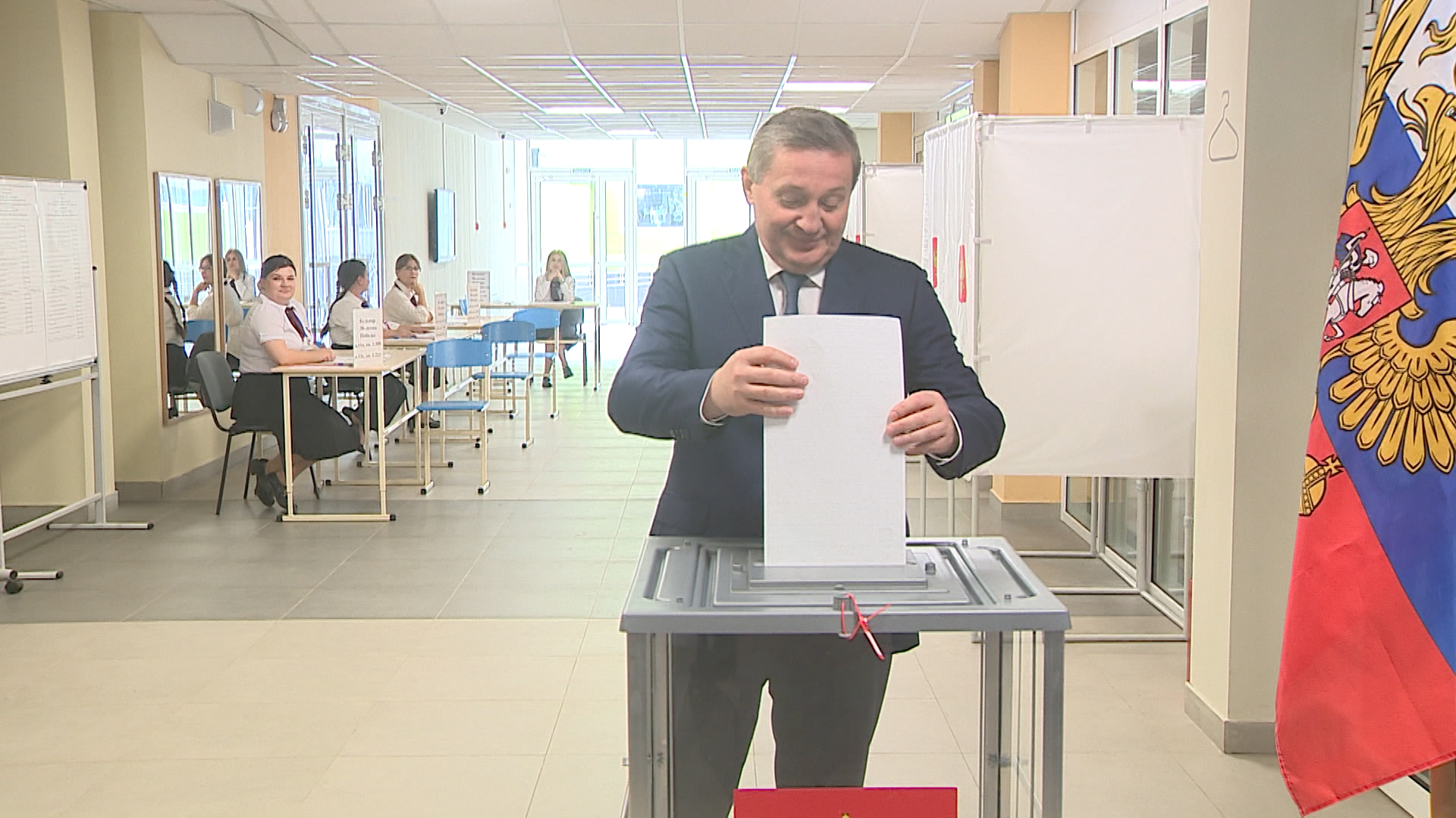 Губернатор отдал свой голос на выборах депутатов Госдумы в Волгограде