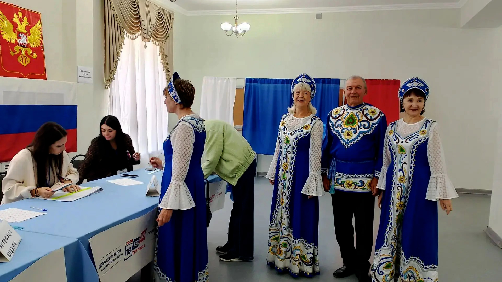 Жители Волгоградской области приходят в избирательные участки с народными песнями
