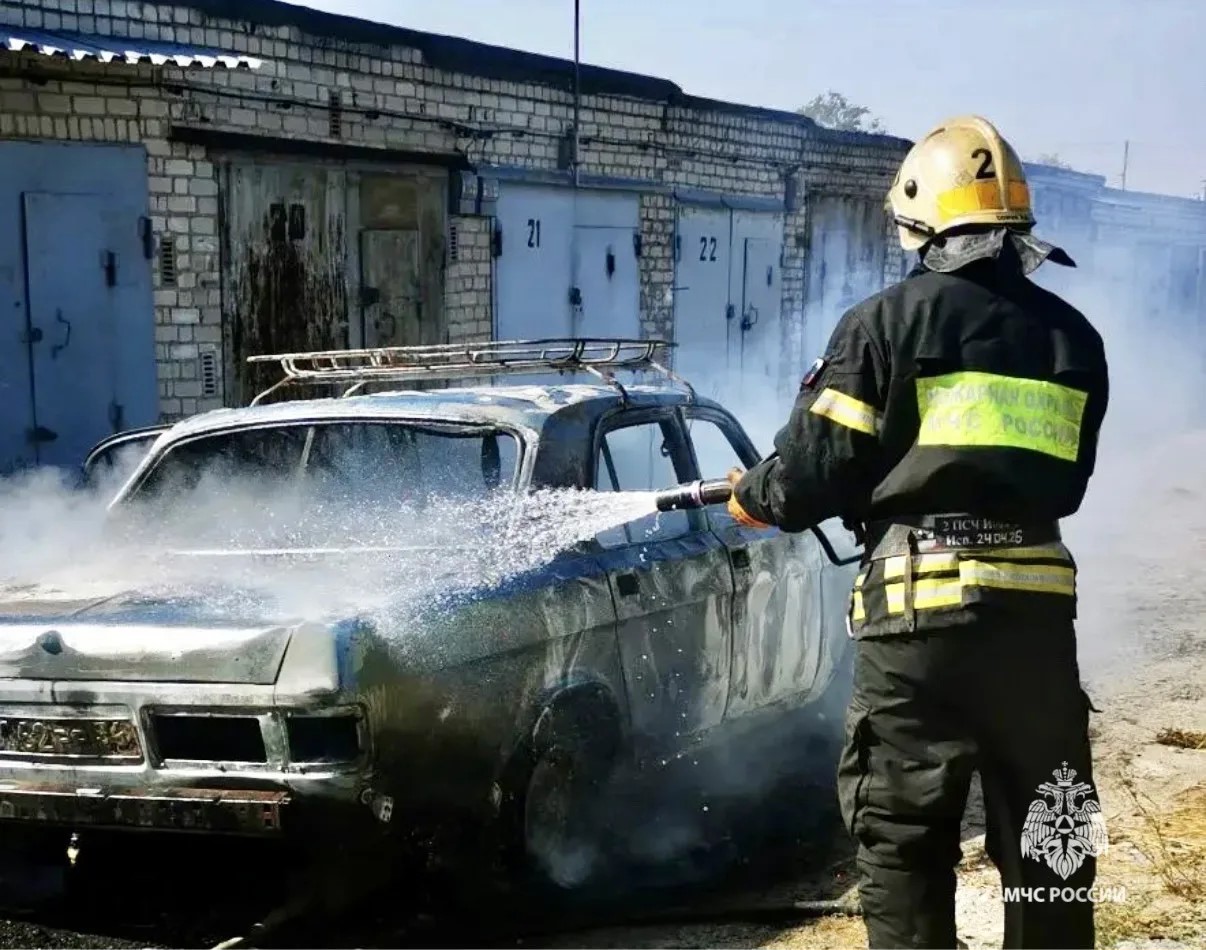 ГАЗ-3102 потушили в Волгограде