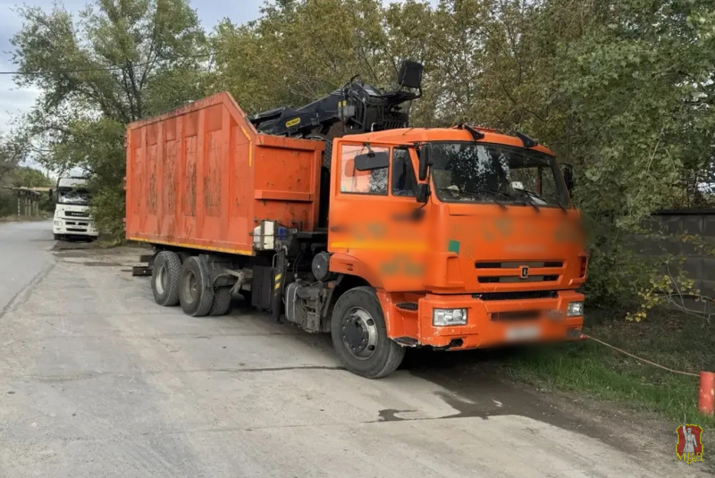 На юге Волгограда мужчина погиб под «Камазом»