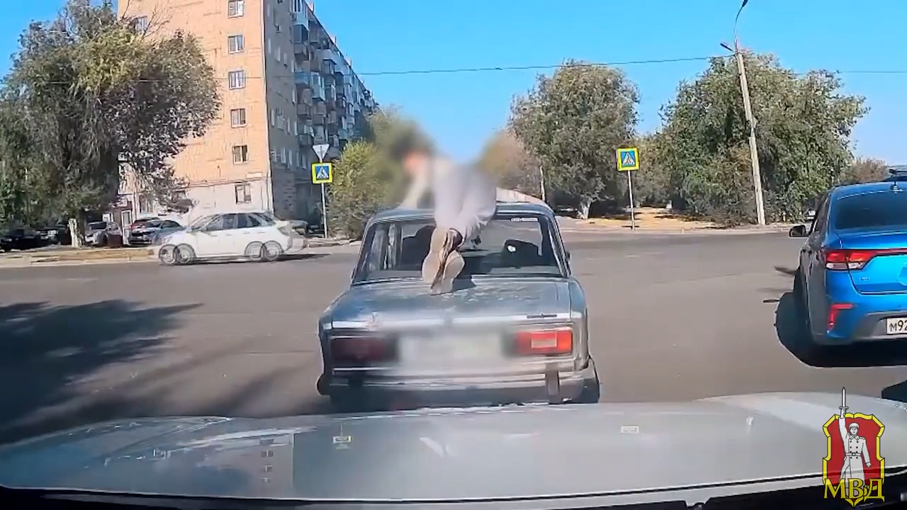 В Волгограде задержали водителя, перевозившего пассажира на крыше автомобиля