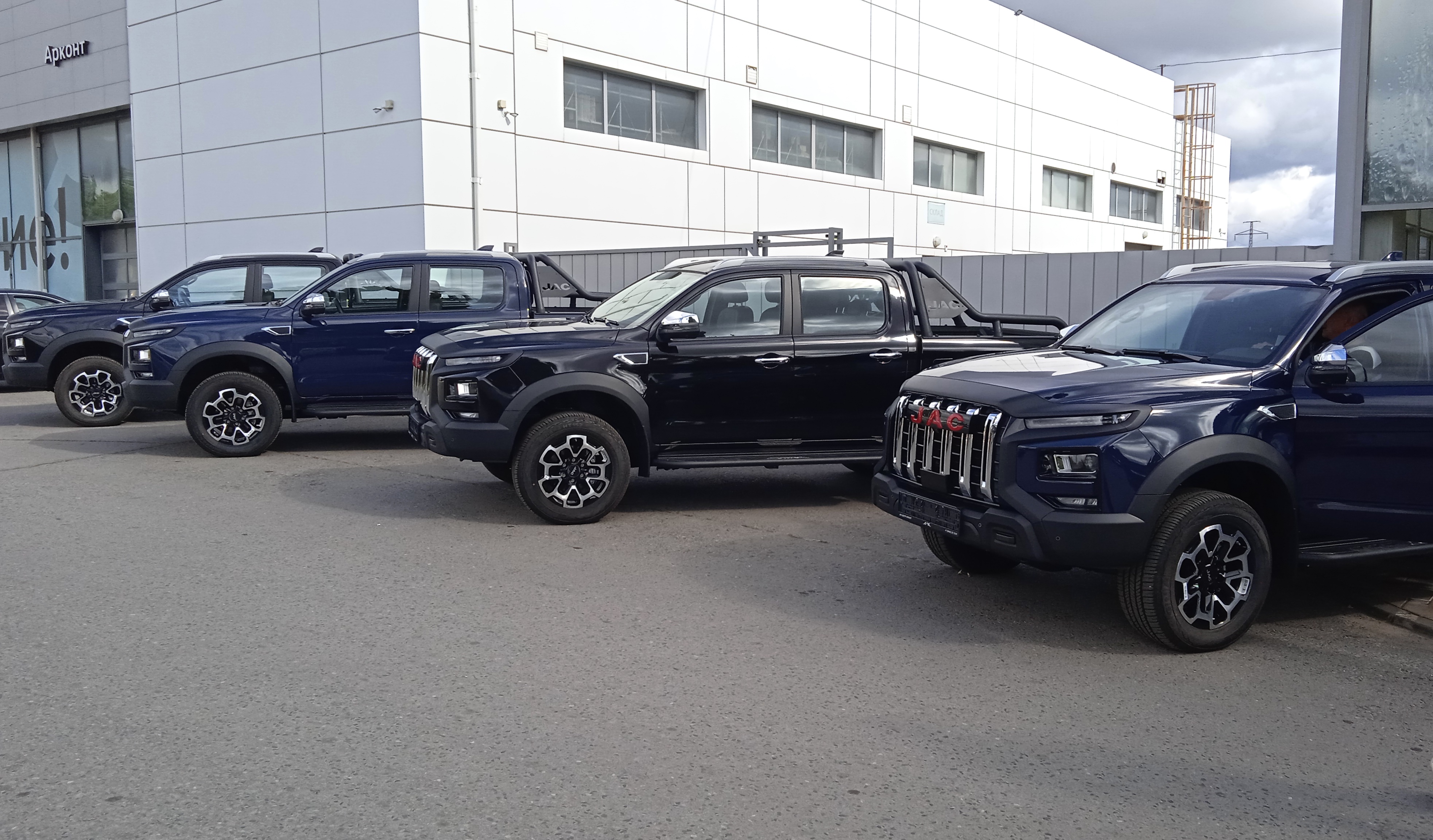 Волгоградская область передала для Минобороны автомобили-пикапы