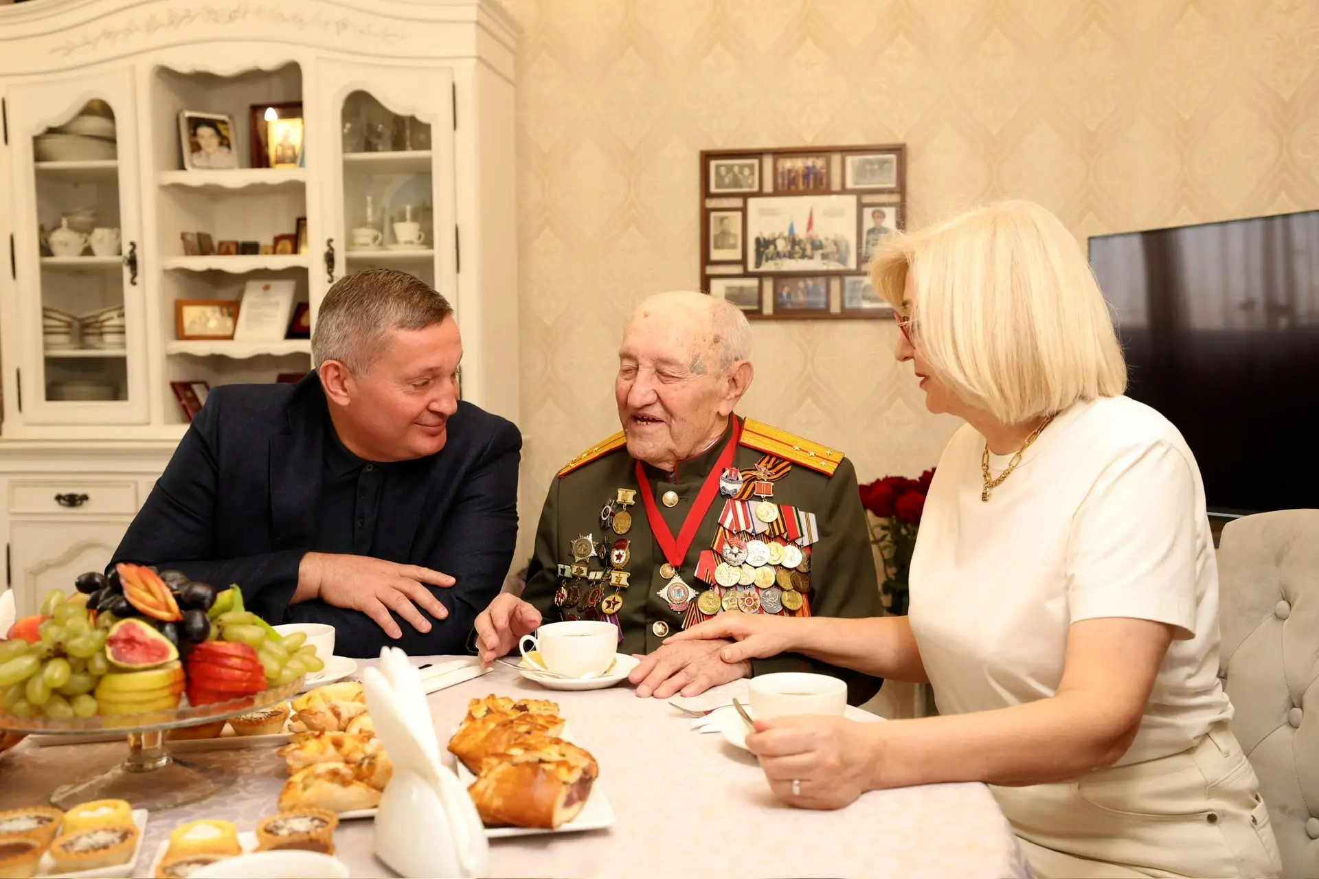 Губернатор поздравил со 102-летием ветерана Евгения Рогова
