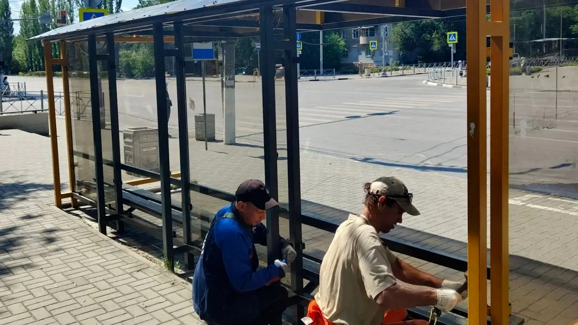 Разбитые вандалами остановки ремонтируют в Волжском