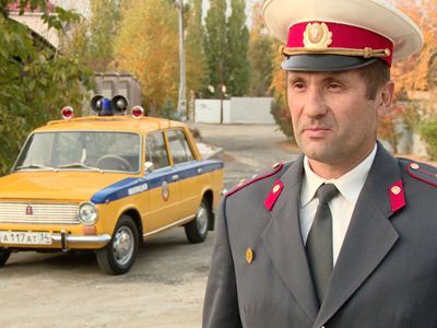 Реставратор превратил ржавую «копейку» в патрульный автомобиль