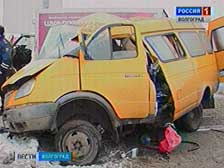 В аварии с участием маршрутного такси пострадали восемь человек