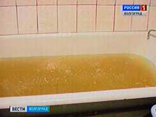 Жители дома в Красноармейском районе две недели ждут ремонта канализации