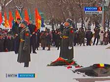 В Волгограде прошло торжественное возложение цветов к Вечному огню