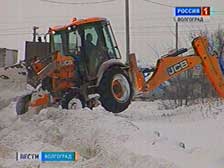 Волгоградские дорожники расчищают снежные завалы