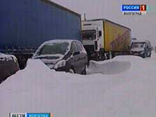 В снежном плену на трассе Волгоград-Саратов остаются 14 машин