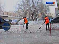 Волгоградские коммунальщики расчищают от снега внутриквартальные территории