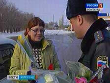 Волгоградских автоледи поздравили сотрудники ГИБДД