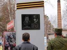 В честь майора Солнечникова, спасшего солдат, в Белогорске открыта стела