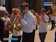 Волгоградские музыканты прошли торжественным маршем