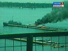 В центре Волгограда загорелся и утонул катер