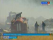 В Среднеахтубинском районе продолжают тушить пожар на мусорной свалке